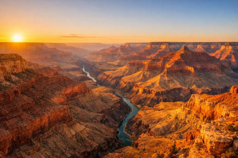 Grand Canyon South Rim Panorama bei Sonnenuntergang mit orangefarbenen Felsschichten