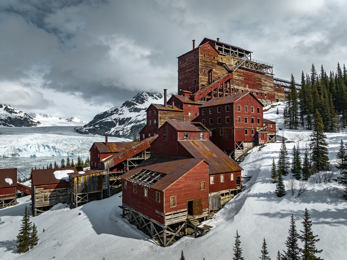Geisterstädte USA: Die 7 schönsten Ghost Towns 2026 4 Verlassene Kupfermine Kennicott in Alaska mit roten Gebäuden