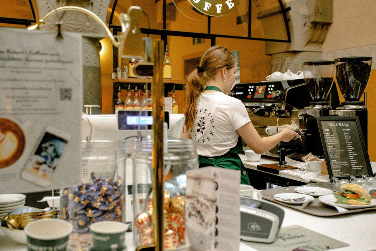 Die 10 besten Cafés in New York City 2026: Third-Wave + Klassiker 2 Weiblicher Barista, Der Kaffee Braut