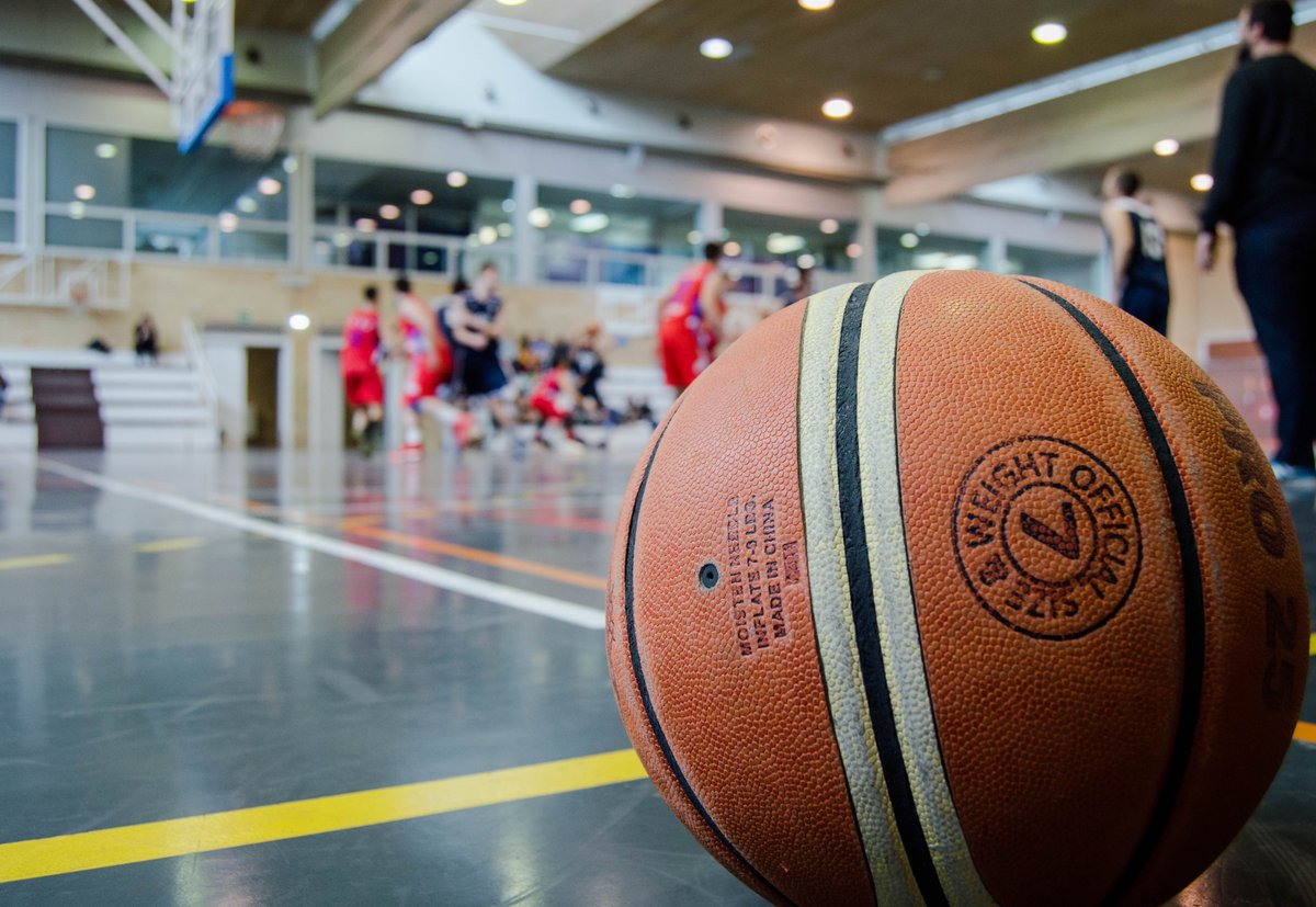 Chicago Bulls Tickets kaufen 2026: United Center Guide 3 Brauner Basketball Auf Grauem Boden
