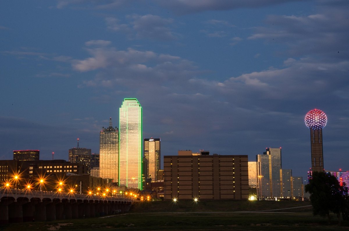 Dallas Sehenswürdigkeiten 2026: Highlights, Fort Worth, WM-Stadion & Tipps 2 Skyline von Dallas mit dem Reunion Tower in der Abenddämmerung