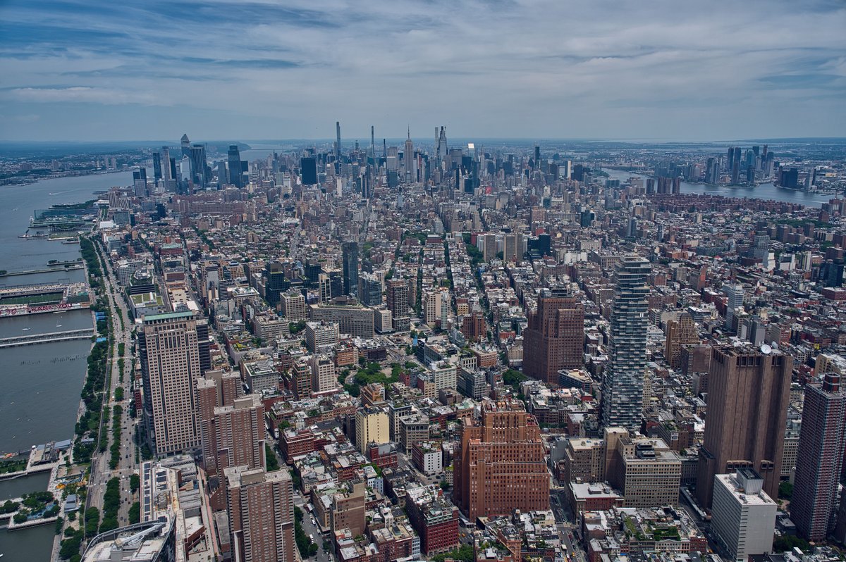 Edge NYC Tickets 2026: Preise, Glasboden & City Climb 2 Atemberaubende Luftaufnahme der Skyline von Manhattan mit dem Hudson River, die die dichte Architektur New Yorks zeigt.