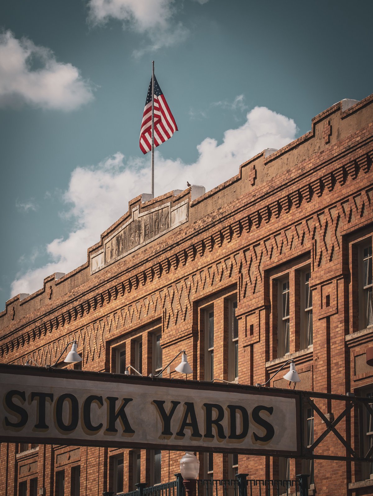 Dallas Sehenswürdigkeiten 2026: Highlights, Fort Worth, WM-Stadion & Tipps 3 Historisches Gebäude der Fort Worth Stockyards mit STOCK YARDS-Schild und US-Flagge