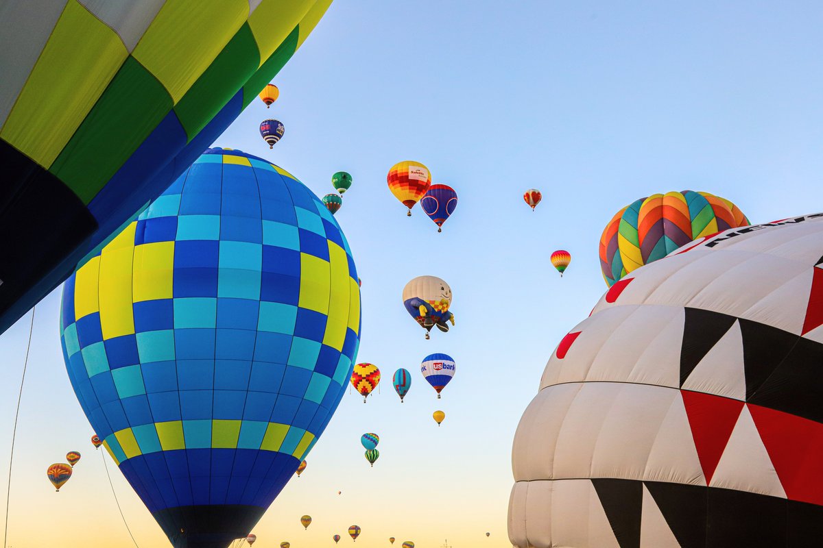Die 7 besten Hotels in Albuquerque 2026 – Für deutsche Reisende 3 Low Angle Shot Von Mehrfarbigen Heißluftballons In Der Luft