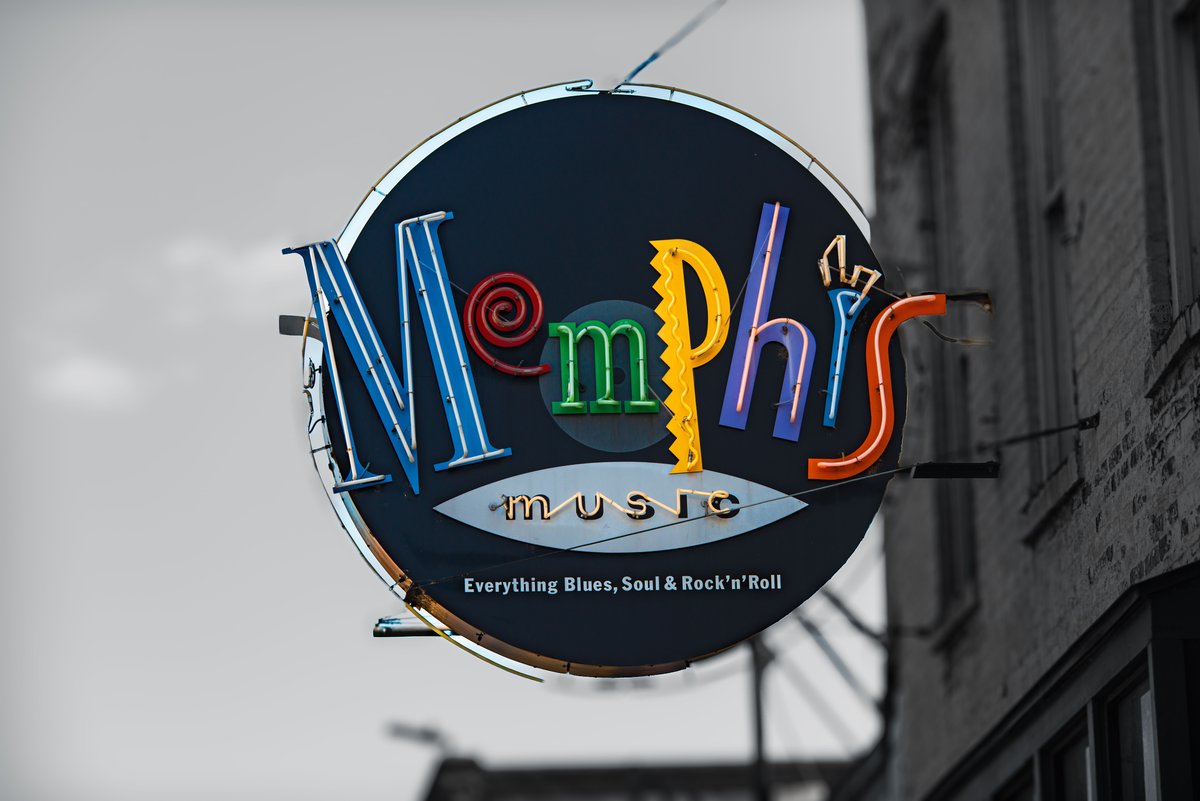 Die 7 besten Hotels in Memphis 2026 – Für deutsche Reisende 3 Leuchtendes Neonschild für Memphis Music in der Beale Street, das auf das Blues- und Rock'n'Roll-Erbe hinweist.