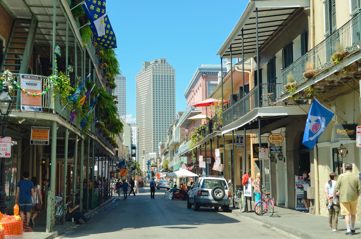 Die 7 besten Hotels in New Orleans 2026 – Für deutsche Reisende 3 Blick Auf Gebäude Im French Quarter Und Den Place St. Charles In New Orleans, Louisiana, Usa