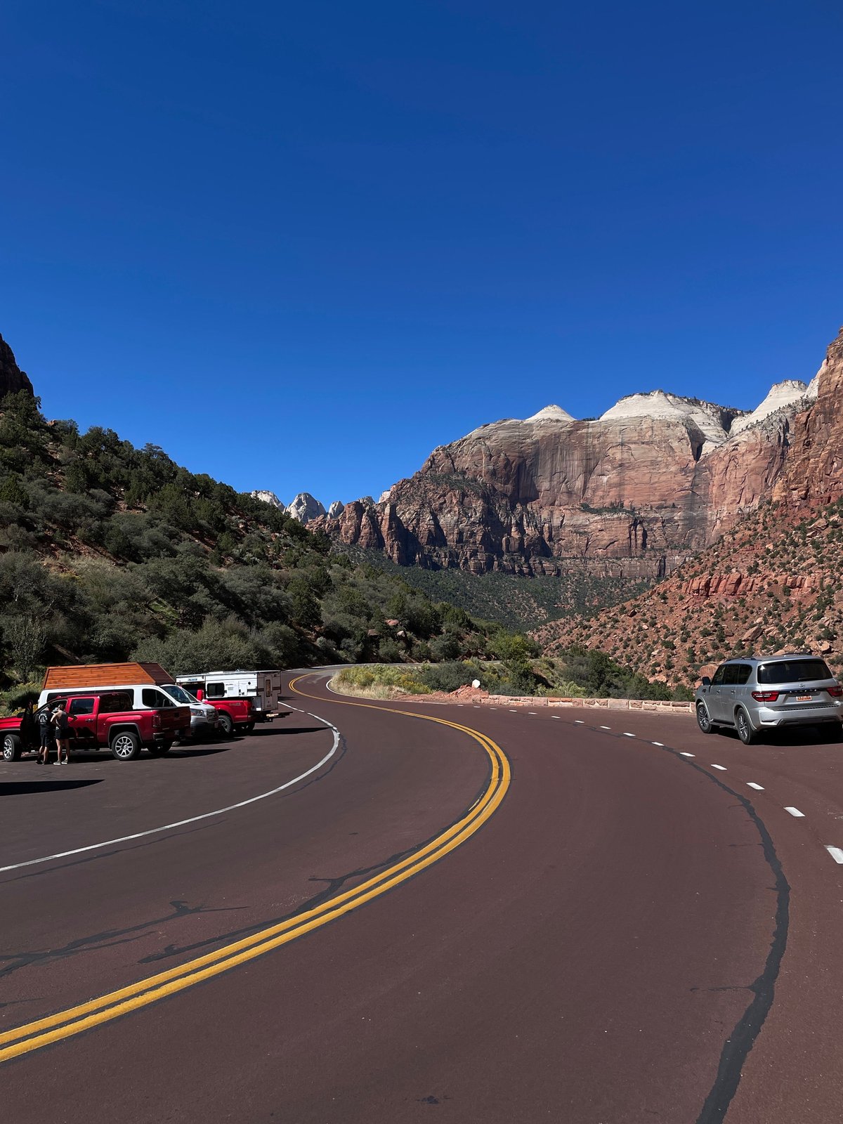 Mietwagen USA 2026: Anbieter-Vergleich, Versicherung & Spar-Tipps 2 Straße durch eine rote Felslandschaft im Südwesten der USA mit Fahrzeugen