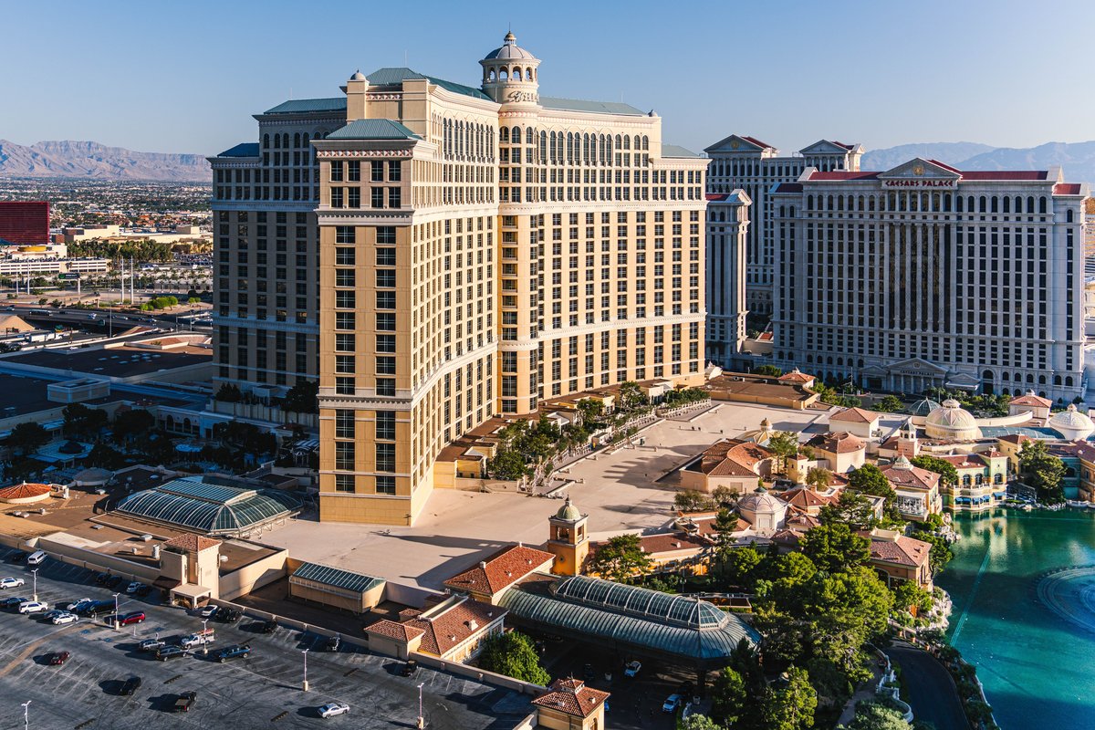Pool Partys Las Vegas 2026: Beste Beach Clubs, Dayclubs & Insider-Tipps 2 Atemberaubende Luftaufnahme des Bellagio Hotels und der Umgebung am Las Vegas Strip.