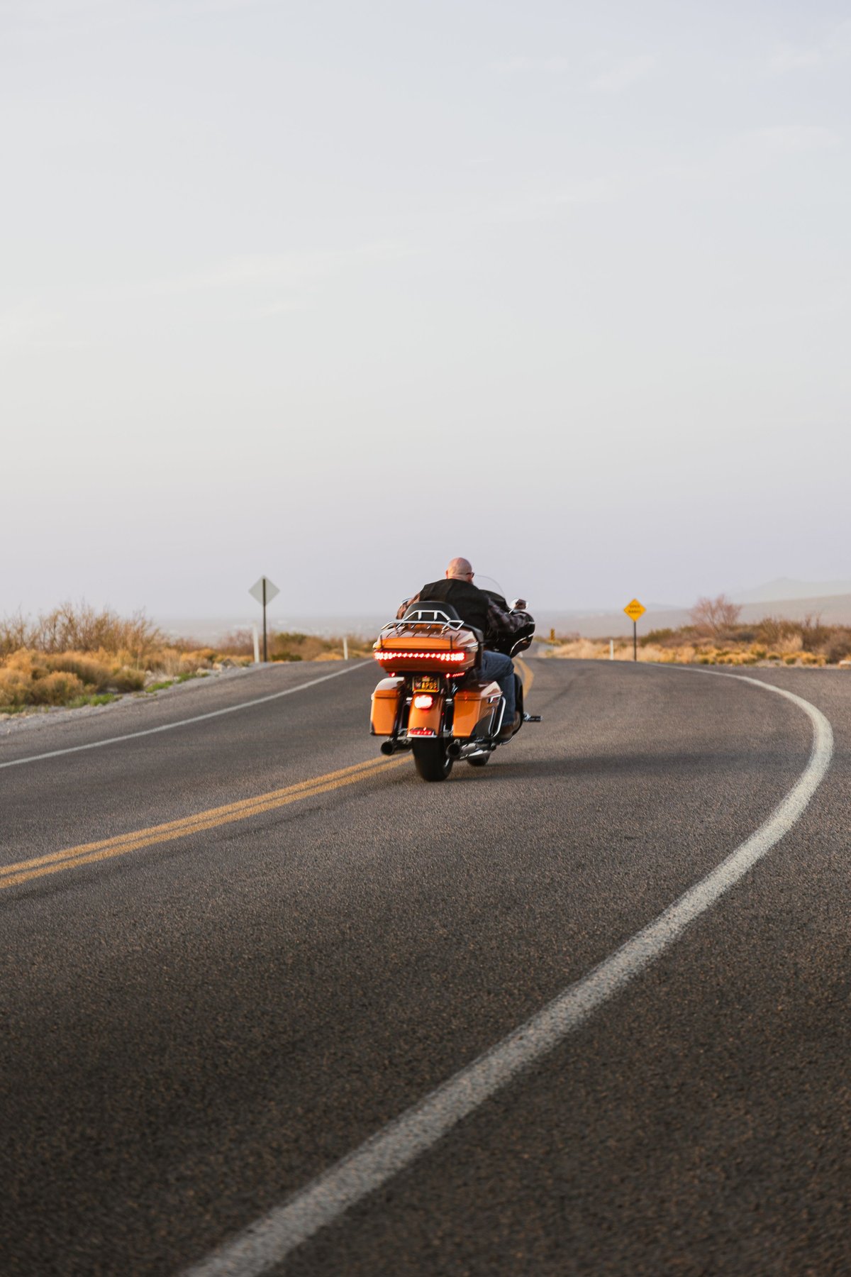 Motorradreise USA 2026: Routen, Mieten & Kosten-Guide 2 Motorradfahrer auf einem kurvigen Highway im Westen der USA
