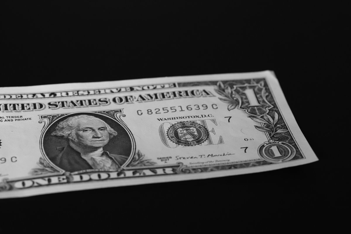 USA Reisekosten 2026: Budget für 2-4 Wochen + alle Posten 2 US-Dollar-Schein als Symbol für die Reisekosten in den USA