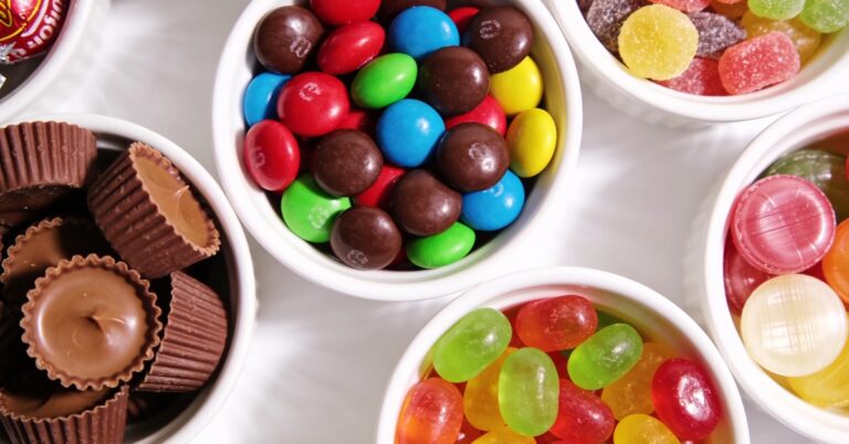 Bunte amerikanische Suessigkeiten in Schaelchen: Peanut Butter Cups, Schokolinsen und Fruchtbonbons