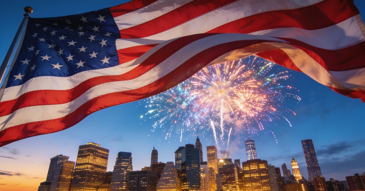 US-Flagge und Feuerwerk ueber einer Skyline zum amerikanischen Feiertag Independence Day
