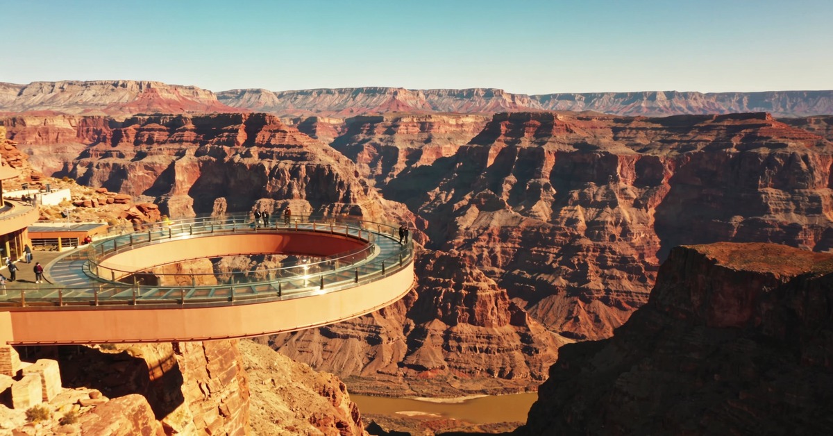 Hufeisenförmiger Skywalk aus Glas ragt am Grand Canyon West Rim über den Abgrund