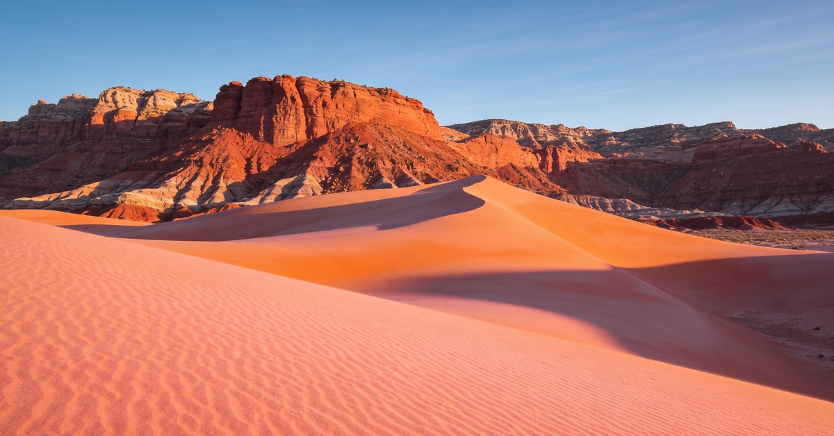 Coral Pink Sand Dunes bei Kanab, Utah mit roten Sandsteinfelsen