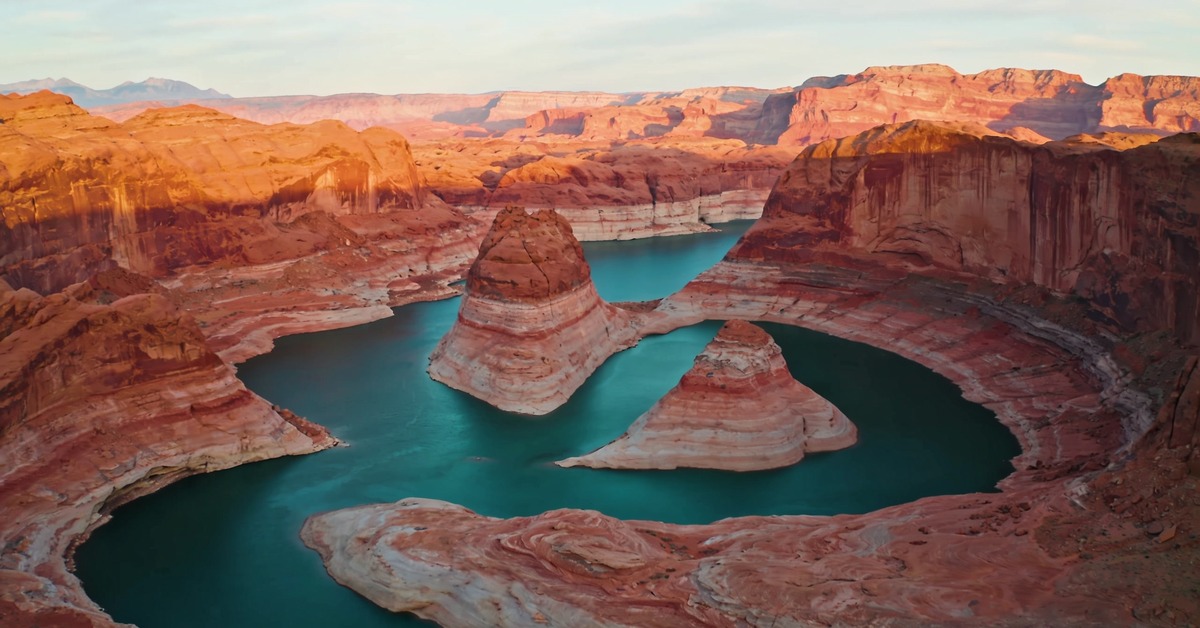 Lake Powell und Glen Canyon bei Page, Arizona im warmen Abendlicht