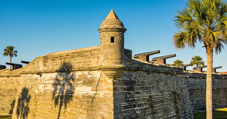 St. Augustine: die spanische Festung Castillo de San Marcos mit Kanonen und Palmen